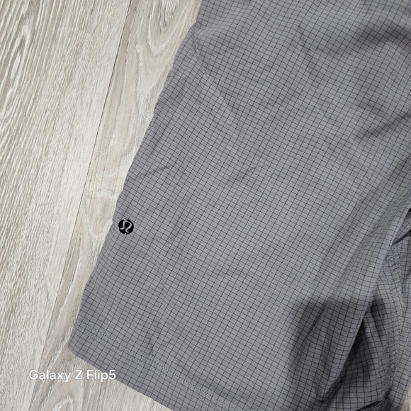 Lululemon Mens Kahuna Golf Shorts Size 32 Gray Check Chino Nylon - Picture 3 of 8
